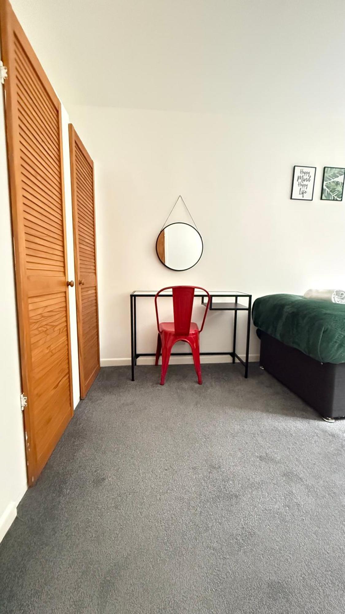 Cheerful 5-bedroom With Free Parking