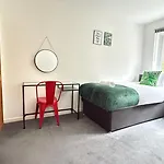 Cheerful 5-Bedroom With Free Parking