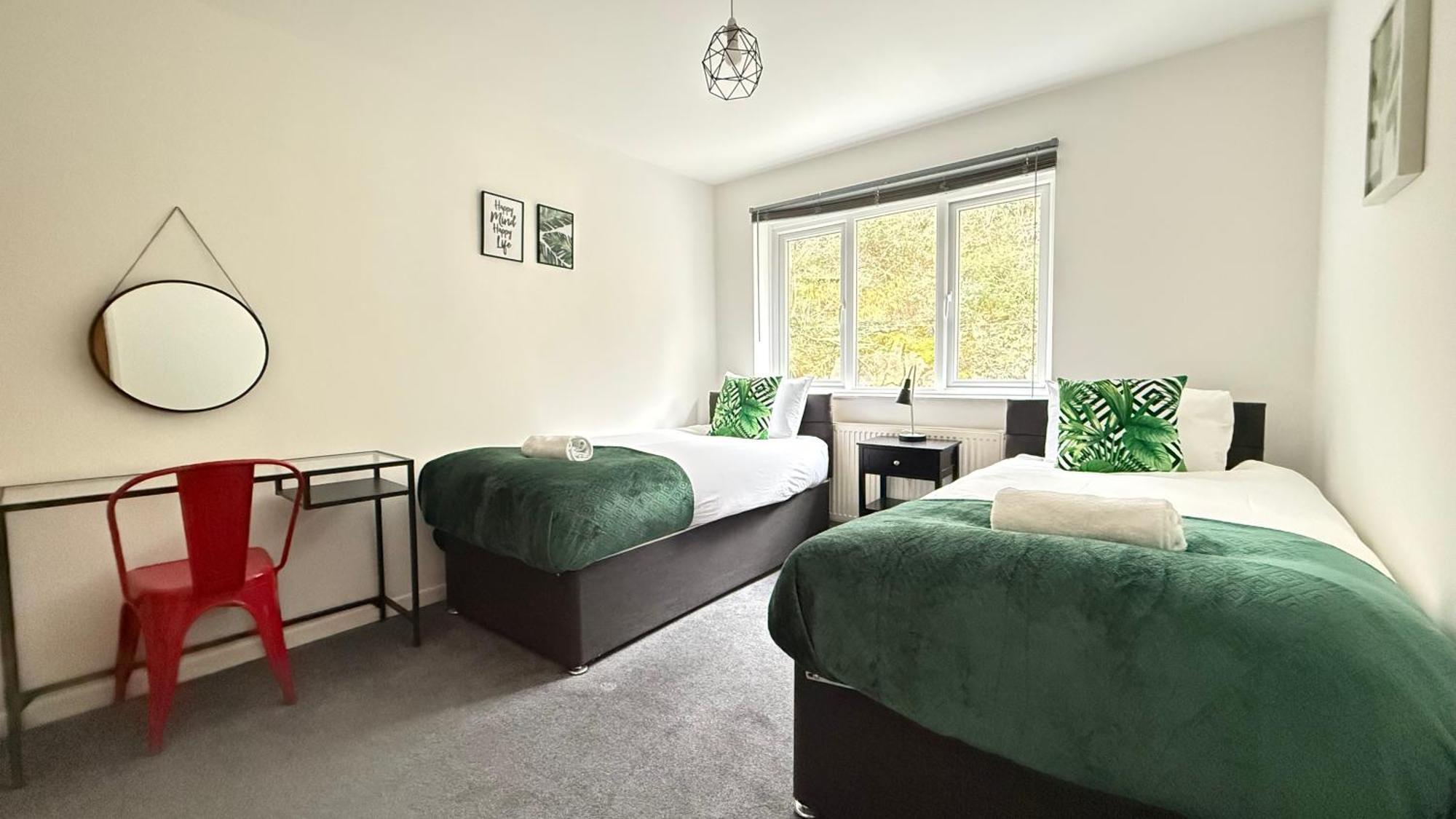 Holiday home Cheerful 5-bedroom With Free Parking Bristol
