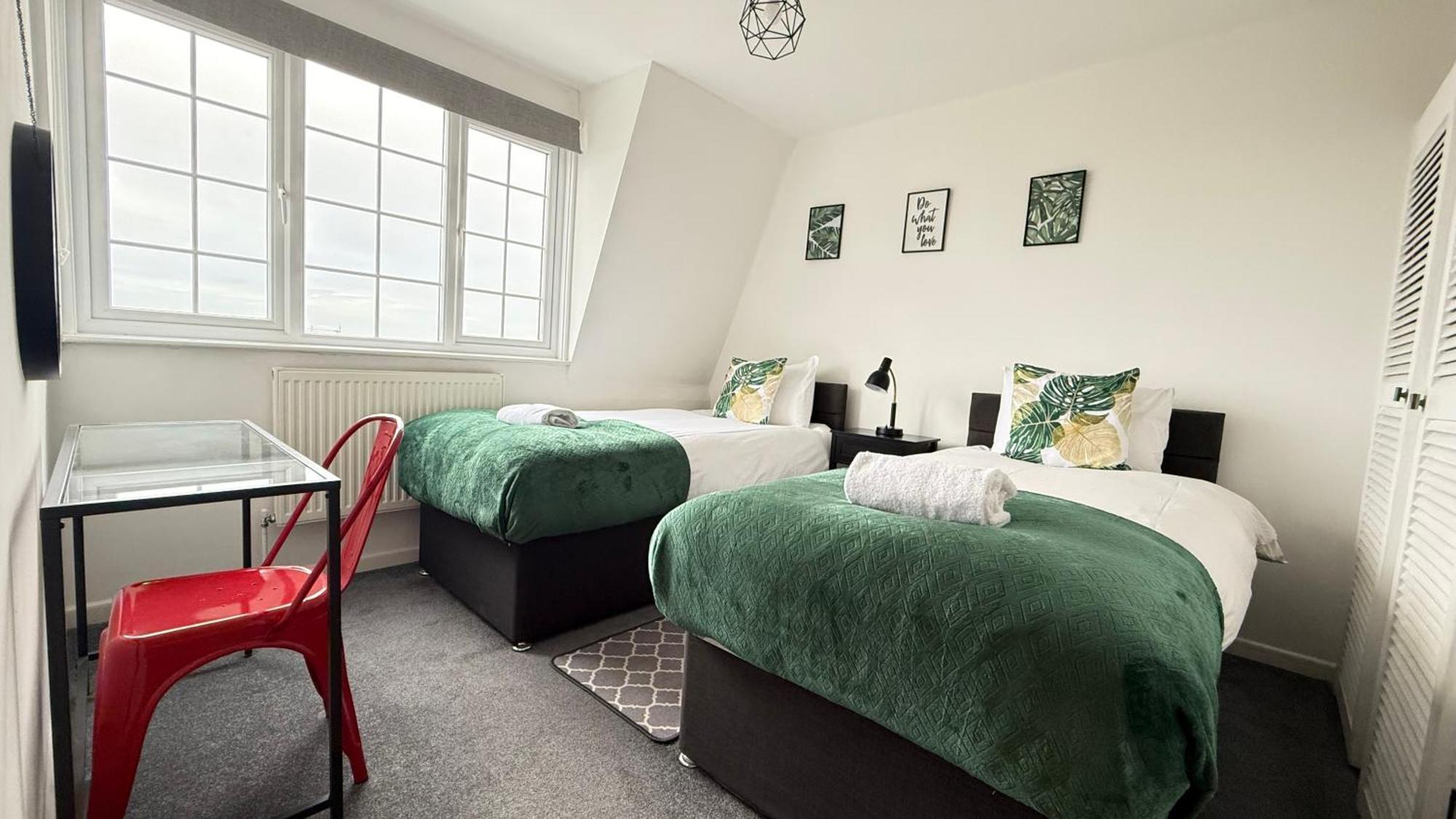 Cheerful 5-bedroom With Free Parking *