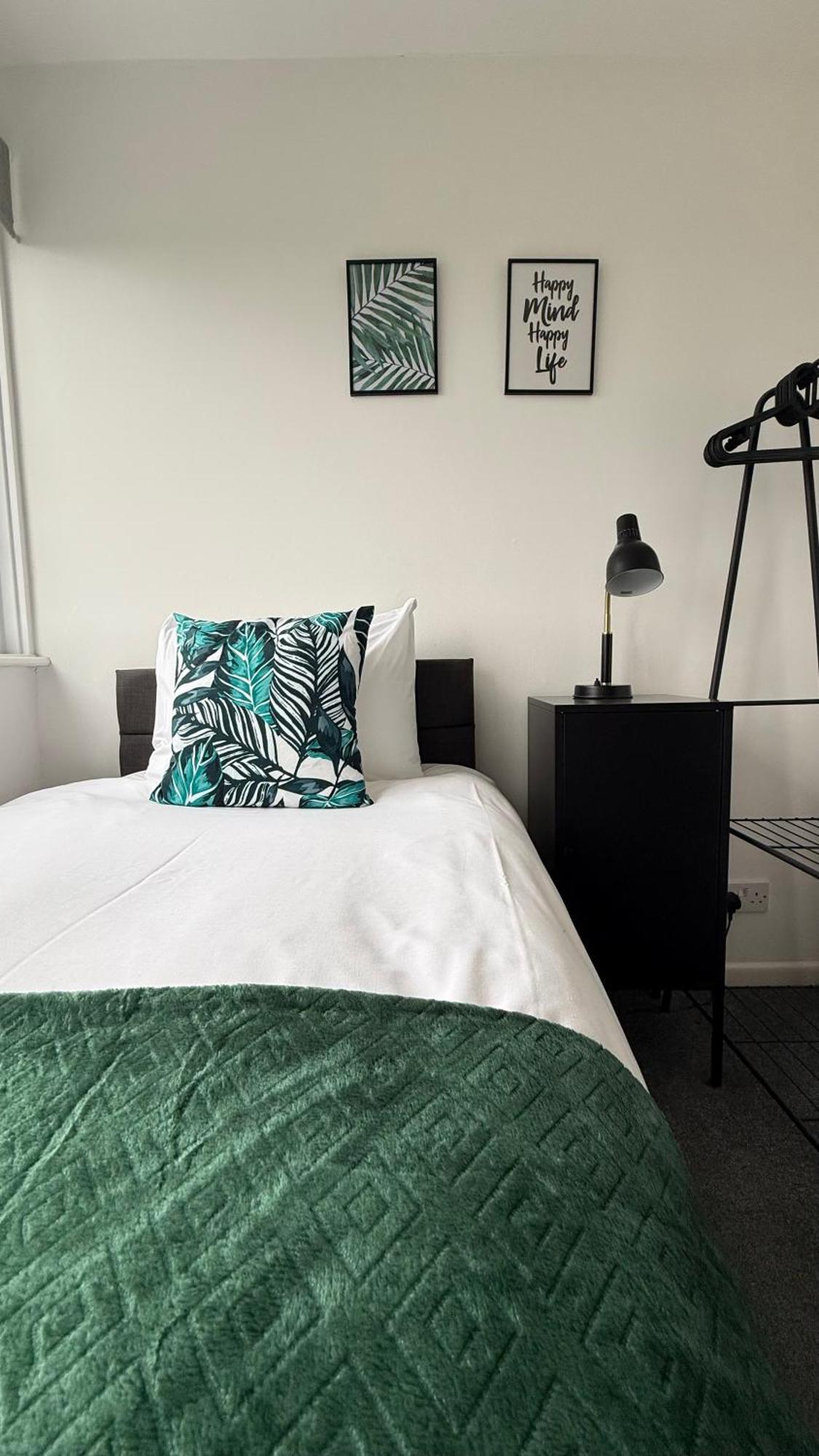 Holiday home Cheerful 5-bedroom With Free Parking